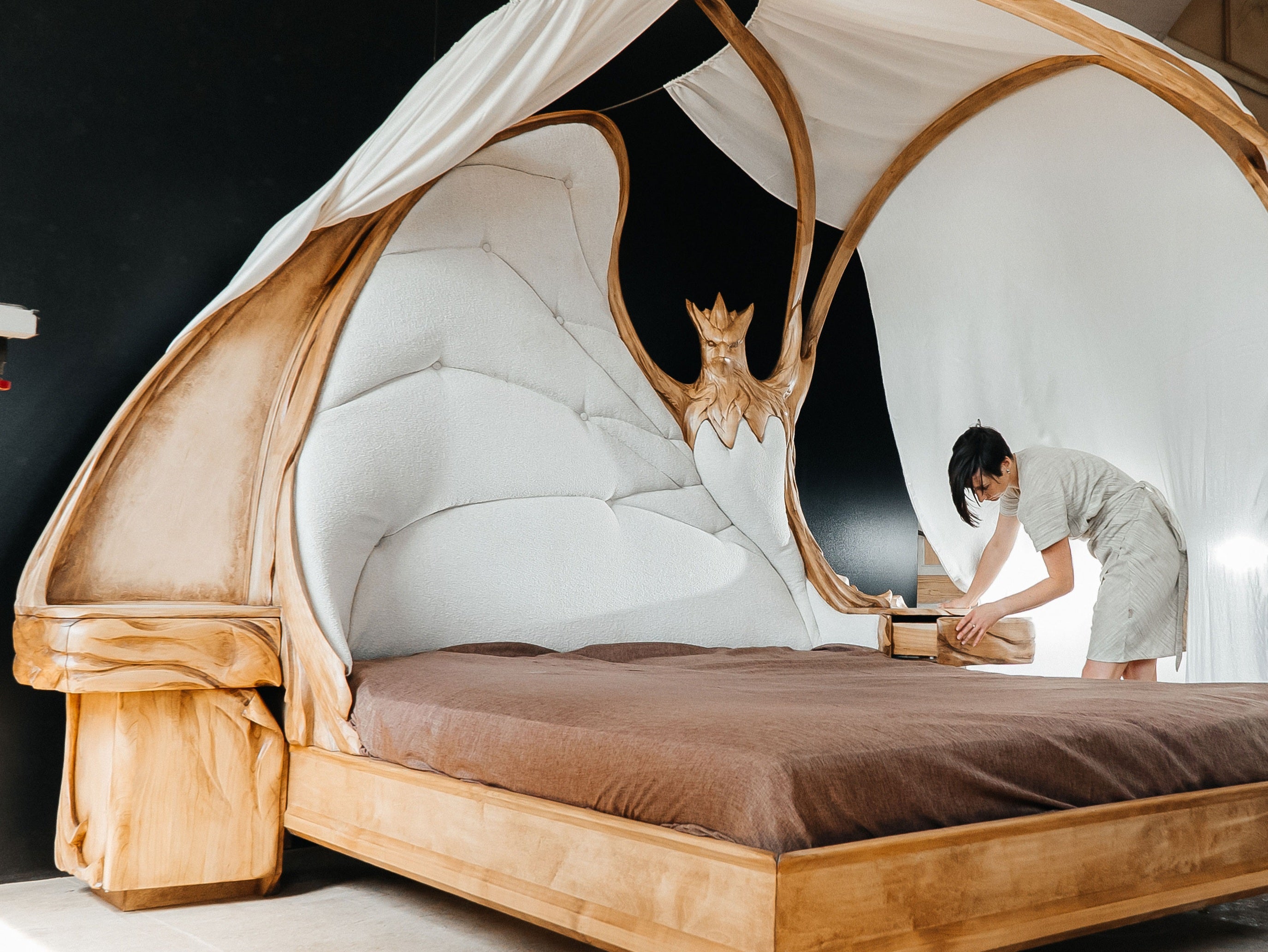 Phoenix Canopy Bed – Sculptural Bedroom Ensemble